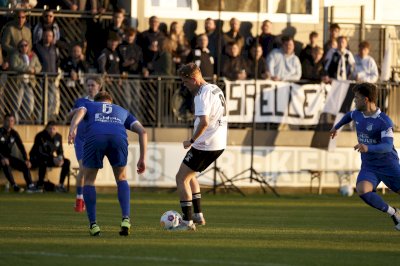 Spelle feiert unter Flutlicht 4:0-Derby-Sieg gegen Biene
