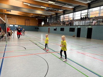 Kleine Volleyballerinnen, große Aufregung