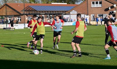 Spelle feiert unter Flutlicht 4:0-Derby-Sieg gegen Biene