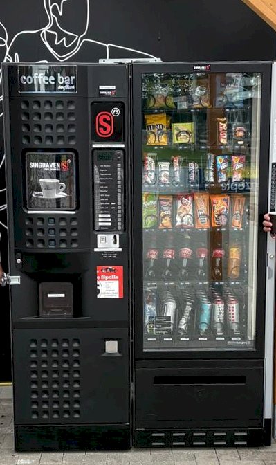 Zwei Getränke- und Snack-Automaten im Getränke Hoffmann Stadion