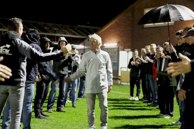 Spelles Vize-Weltmeister Manfred Lesting trägt sich ins Goldene Buch ein