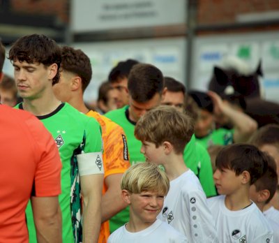 Tolle Erlebnisse für junge Speller Fußball-Talente beim Spiel gegen Gladbach