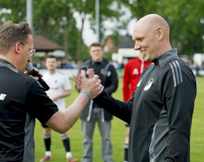 Spelle verabschiedet vier Spieler und zwei Trainer vor großer Kulisse