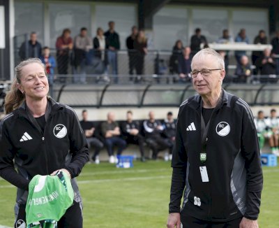 Rainer Bonhof zeichnet Lisa Weber und Bernd Schröer vom SC Spelle-Venhaus aus