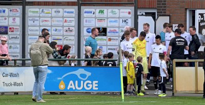 Speller Minikicker begleiten die Oberliga-Teams auf den Platz