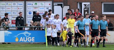 Speller Minikicker begleiten die Oberliga-Teams auf den Platz