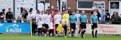 Speller Minikicker begleiten die Oberliga-Teams auf den Platz