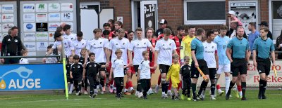 Speller Minikicker begleiten die Oberliga-Teams auf den Platz