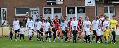 Speller Minikicker begleiten die Oberliga-Teams auf den Platz