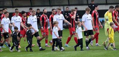 Speller Minikicker begleiten die Oberliga-Teams auf den Platz