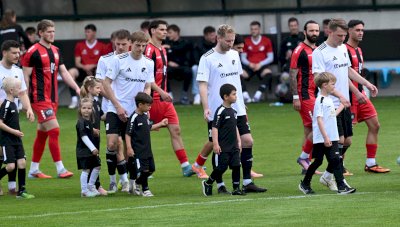 Speller Minikicker begleiten die Oberliga-Teams auf den Platz