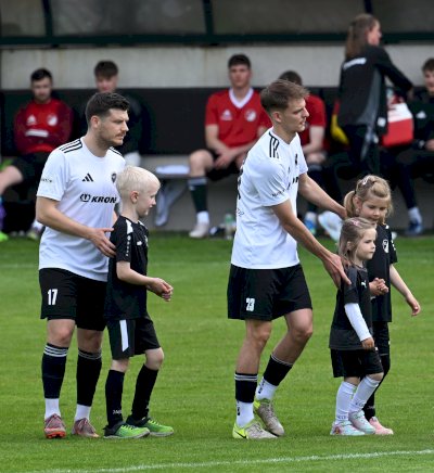 Speller Minikicker begleiten die Oberliga-Teams auf den Platz