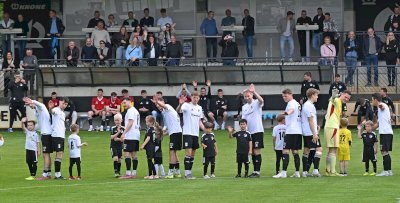 Speller Minikicker begleiten die Oberliga-Teams auf den Platz