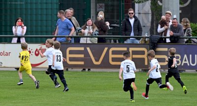 Speller Minikicker begleiten die Oberliga-Teams auf den Platz