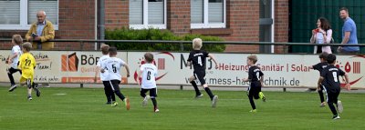 Speller Minikicker begleiten die Oberliga-Teams auf den Platz