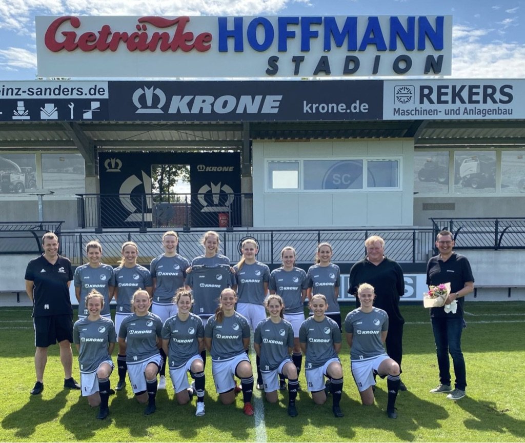Neue Aufwärmshirts für die 1. Frauenmannschaft