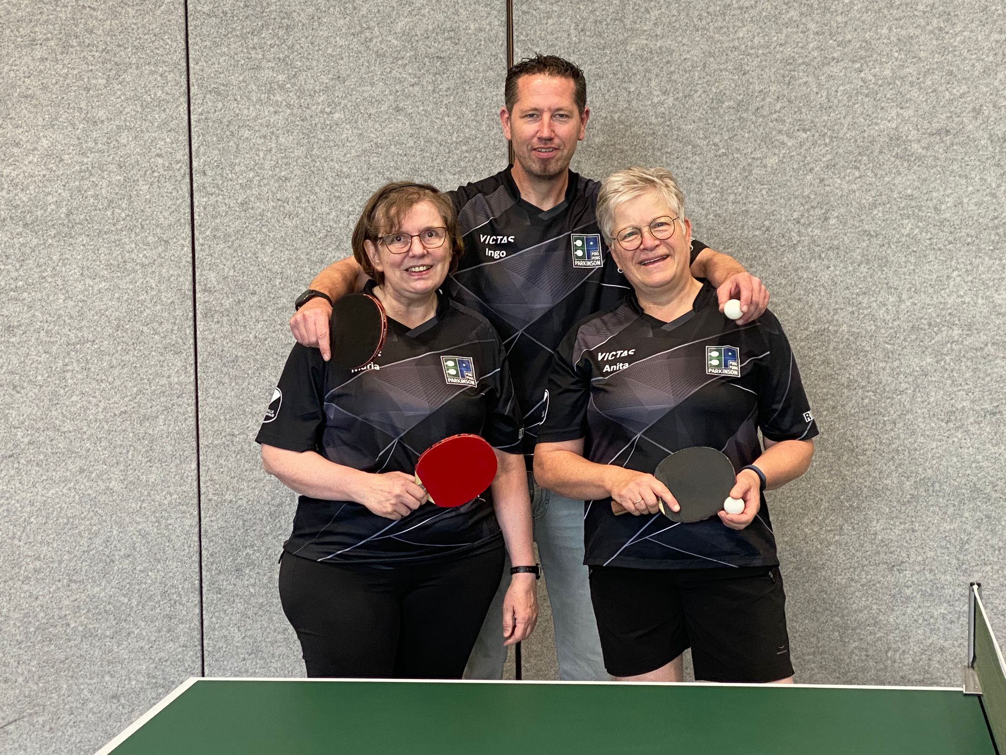 Anita Spahn, Ingo Schnittker und Maria Hammer nehmen an den PingPongParkinson Quooker German Open 2025 in Oldenburg i.O. teil