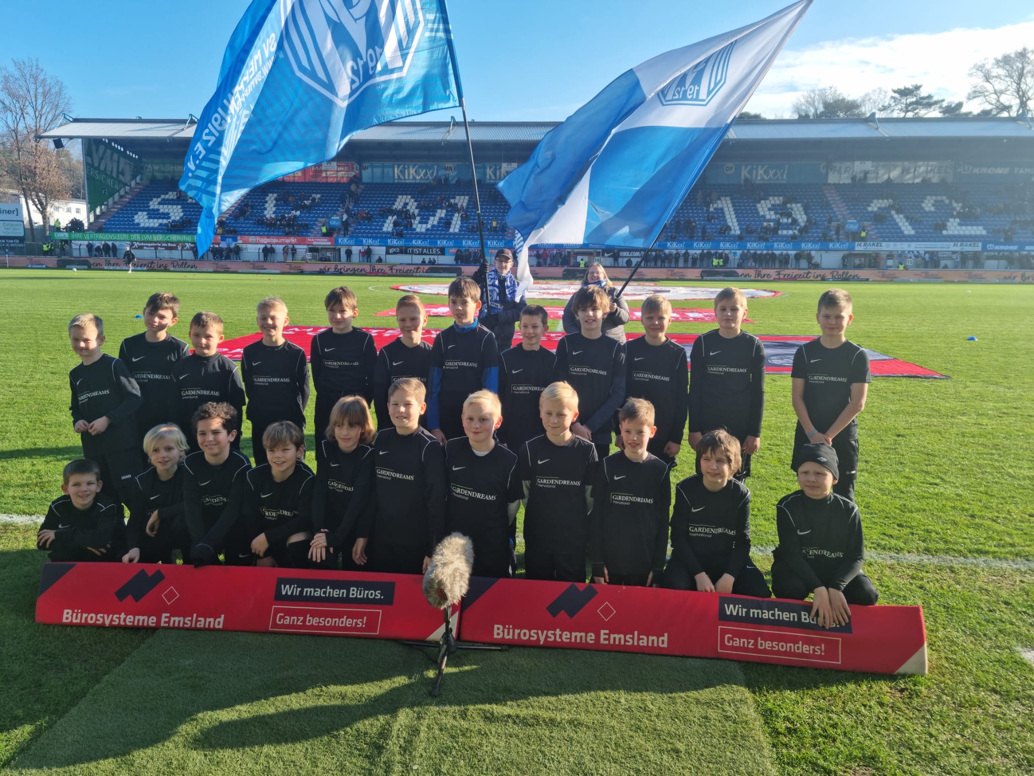 Einlaufkinder beim Derby in Meppen gegen Oldenburg