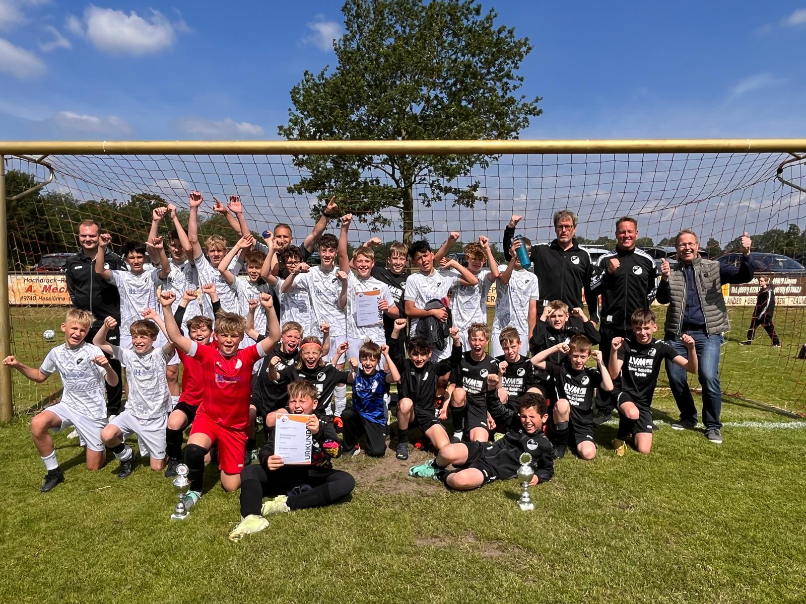 Emslandpokal in zweifacher Ausfertigung nach Spelle
