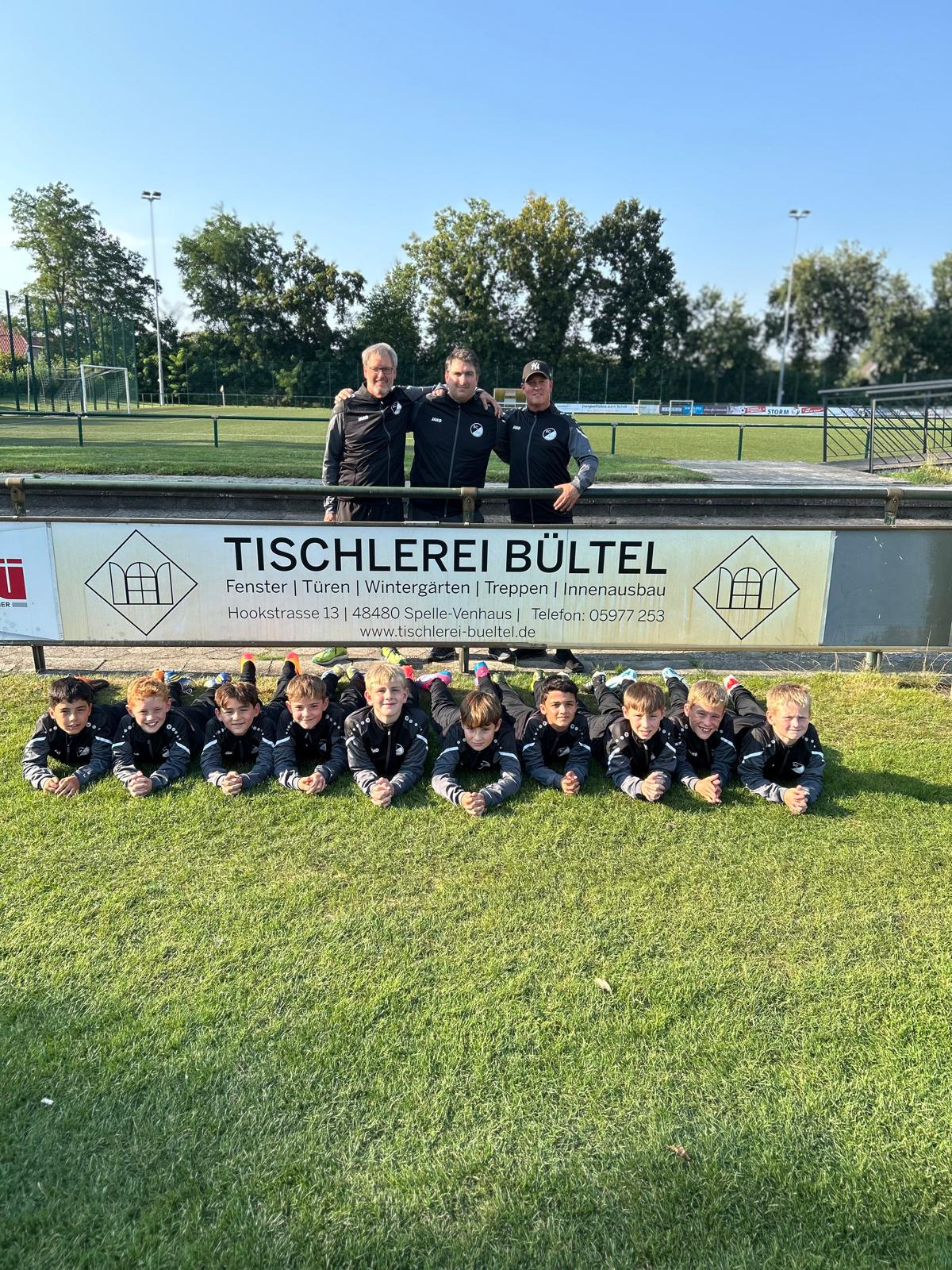 Neue Trainingsanzüge für die E1 des SC Spelle-Venhaus