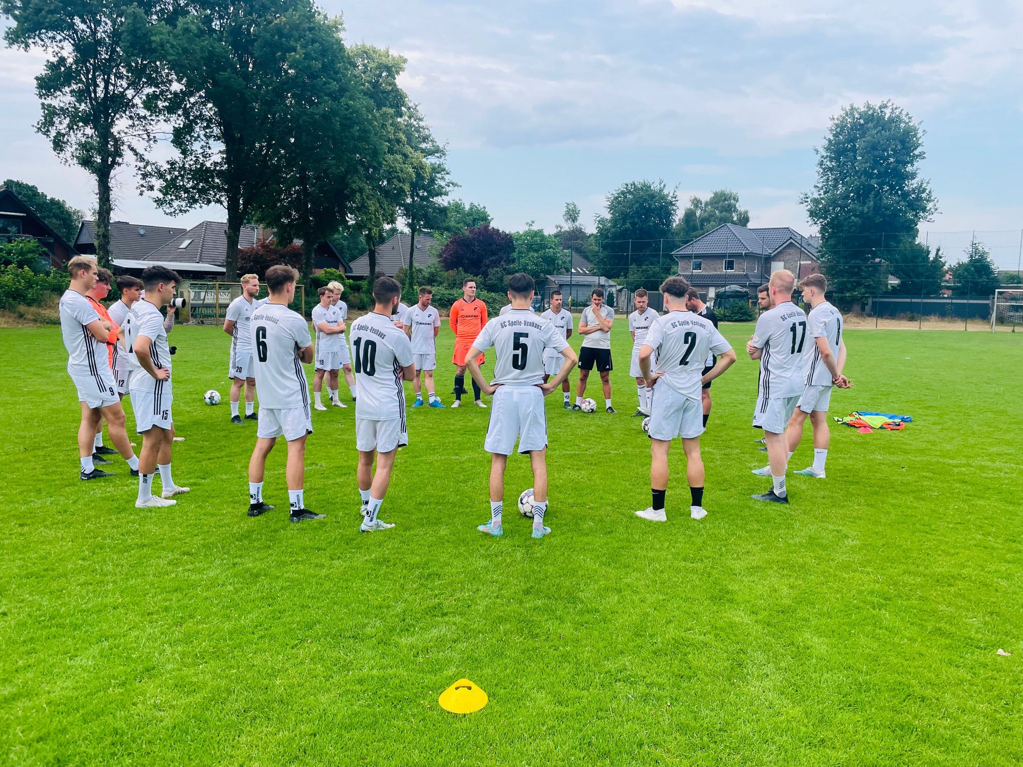Janik Jesgarzewski top motiviert beim ersten Training in Spelle