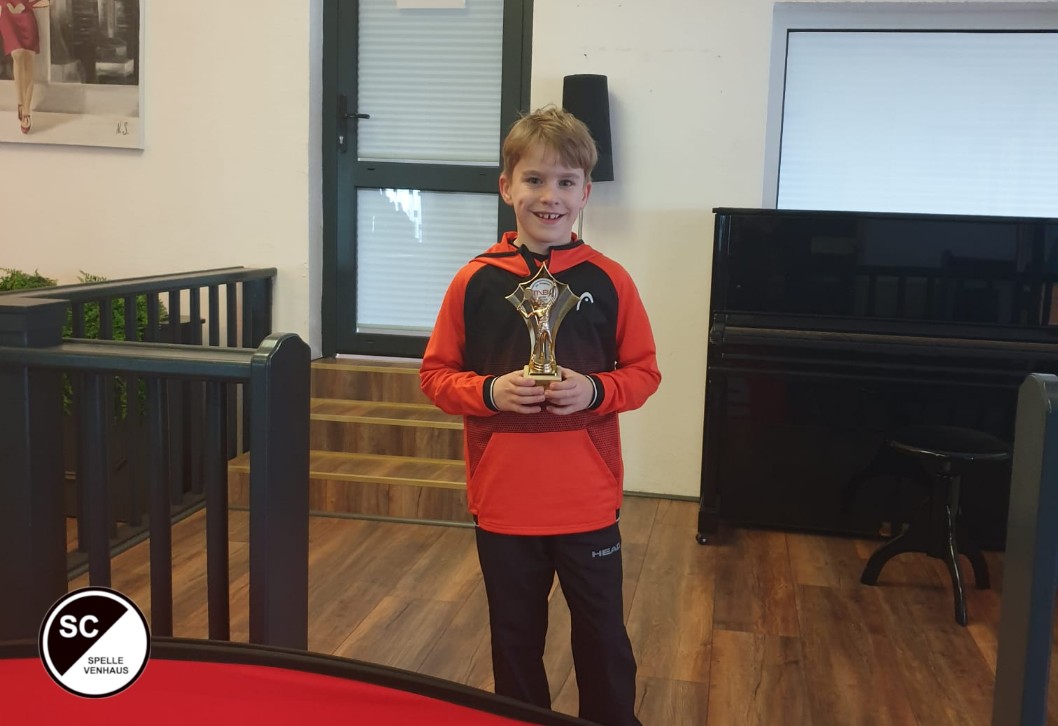 Bennet Krone gewinnt die Regionsmeisterschaften der Jüngsten im Tennis für den SC Spelle-Venhaus