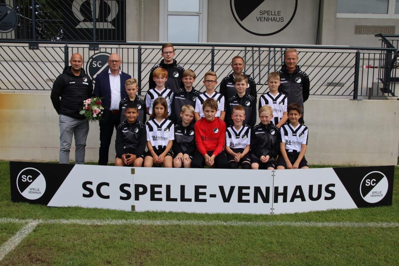 Neue Trikots und Trainingsanzüge